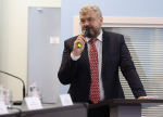 Стало известно, за что жестоко избили спортивного комментатора Романа Скворцова