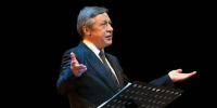 Никита Высоцкий выбил телефон у подскочившего к Ефремову репортера, пригрозив «съездить в дыню» - MosRegToday.Ru