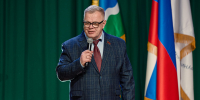 Руководитель фракции КПРФ Александр Наумов поздравил сотрудников центра им. М.В. Хруничева с Днем космонавтики - КПРФ