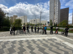 комиссия по спорту Общественной палаты г.о. Мытищи провела велопробег, Приуроченный к 80 летию Победы в Великой Отечественной войне, в котором приняли участие местные жители , спортсмены , общественники и дети.