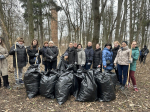 Сотрудники МФЦ Подмосковья навели порядок у мемориалов Победы