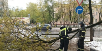 Сотрудники МЧС продолжают устранять последствия непогоды в Подмосковье - Комсомольская Правда