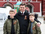 Губернатор Московской области посетил парад Победы вместе с сыновьями