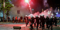 Протестующие в Белграде закидывают полицию пиротехникой и бутылками с водой - MosRegToday.Ru