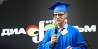 Комик Хрусталев устроил пьяный дебош в самолете и задержал вылет - MosRegToday.Ru