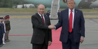 Трамп 45 минут отказывался покидать борт своего самолета перед встречей с Путиным - MosRegToday.Ru