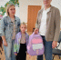Первоклассникам из малообеспеченных семей Подмосковья вручают подарочные школьные наборы - Regions.Ru