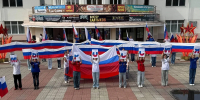 Огромный триколор развернули в Павловском Посаде в рамках празднования Дня Государственного флага России - MosRegToday.Ru