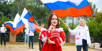 Молодёжь Дмитрова отметила День флага флешмобом в народных костюмах - РТВ-Подмосковье