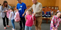 Подмосковные активисты дарят школьные наборы и рюкзаки семьям с детьми в Подмосковье - Regions.Ru