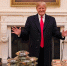 Белый дом поздравил американцев с Днем труда фотографией Трампа в популярной закусочной - MosRegToday.Ru