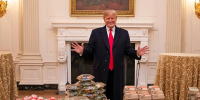 Белый дом поздравил американцев с Днем труда фотографией Трампа в популярной закусочной - MosRegToday.Ru