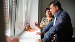 Губернатор Подмосковья поздравил с новосельем жителей Лыткарино, переехавших из ветхого дома в новостройку