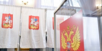 Кабинки и урна для голосования на выборах - Правительство Московской области