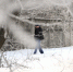 Мужчина идет вдоль забора в Троицке зимой - MosRegToday.Ru