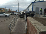 Под Курганом внедорожник въехал на лестницу и протаранил двух маленьких девочек