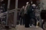 Видео с места ЧП: девушка спасала старушку от несущейся электрички в Подмосковье