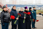 В Химках к монументу «Противотанковые ежи» возложили цветы