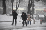 Москвичей предупредили об усилении ветра и гололедице 13 декабря
