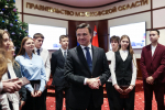 Губернатор Подмосковья вручил школьникам первые паспорта гражданина РФ