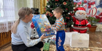 Андрей Воробьев поздравил 4-летнего Витю из ДНР с Новым годом и подарил игровой набор - Правительство Московской области