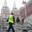 «Снежные дюны» выше человеческого роста: гигантские сугробы в Москве стали городской достопримечательностью - Regions.Ru