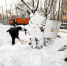 В Люберцах добровольцы приняли участие в массовой уборке снега в сквере - MosRegToday.Ru