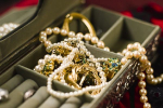 В Шереметьево задержали россиянку с украшениями Cartier на 34 миллиона рублей