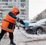 Дворник посыпает дорожку противогололедной смесью после уборки снега в поселке Большие Вяземы Одинцовского округа - MosRegToday.Ru