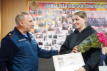 В Мособлпожспасе наградили шатурянку, которая помогла потушить пожар и спасти мужчину