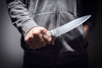 Пенсионер с ножом угрожал двум подросткам в Петербурге