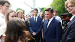 Губернатор Подмосковья вместе с выпускниками школ региона возложил цветы к Могиле Неизвестного Солдата