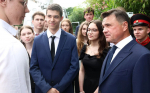Губернатор Воробьёв с выпускниками возложил цветы к Могиле Неизвестного Солдата