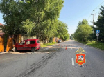 Машина наехала на забор частного дома в Подмосковье, пострадали несколько человек
