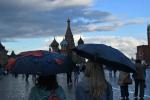 Синоптики предупредили о дождях и теплой погоде в Москве